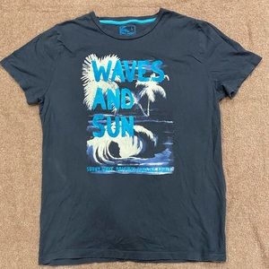 Men’s dark blue tshirt, size large “waves and sun”